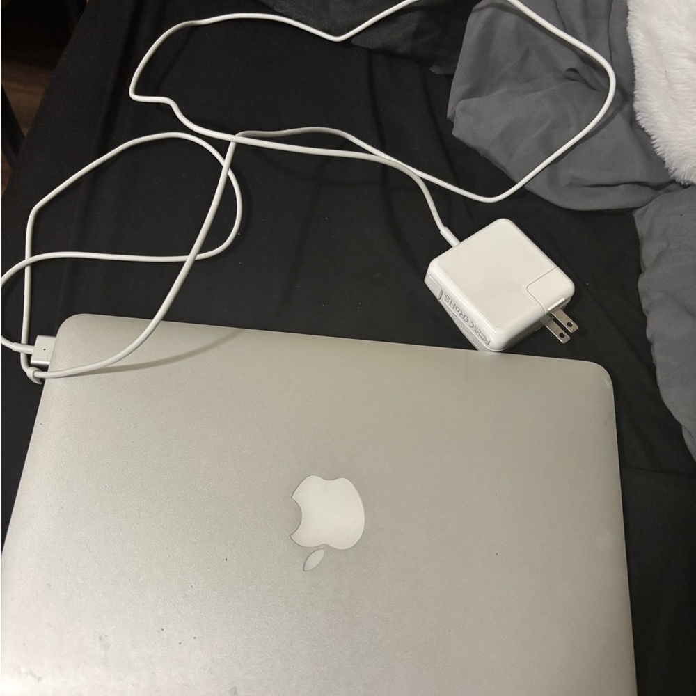 Apple MacBook Air 2017 w/Charger